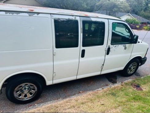 Used 2011 GMC Savana 1500 RWD image 1
