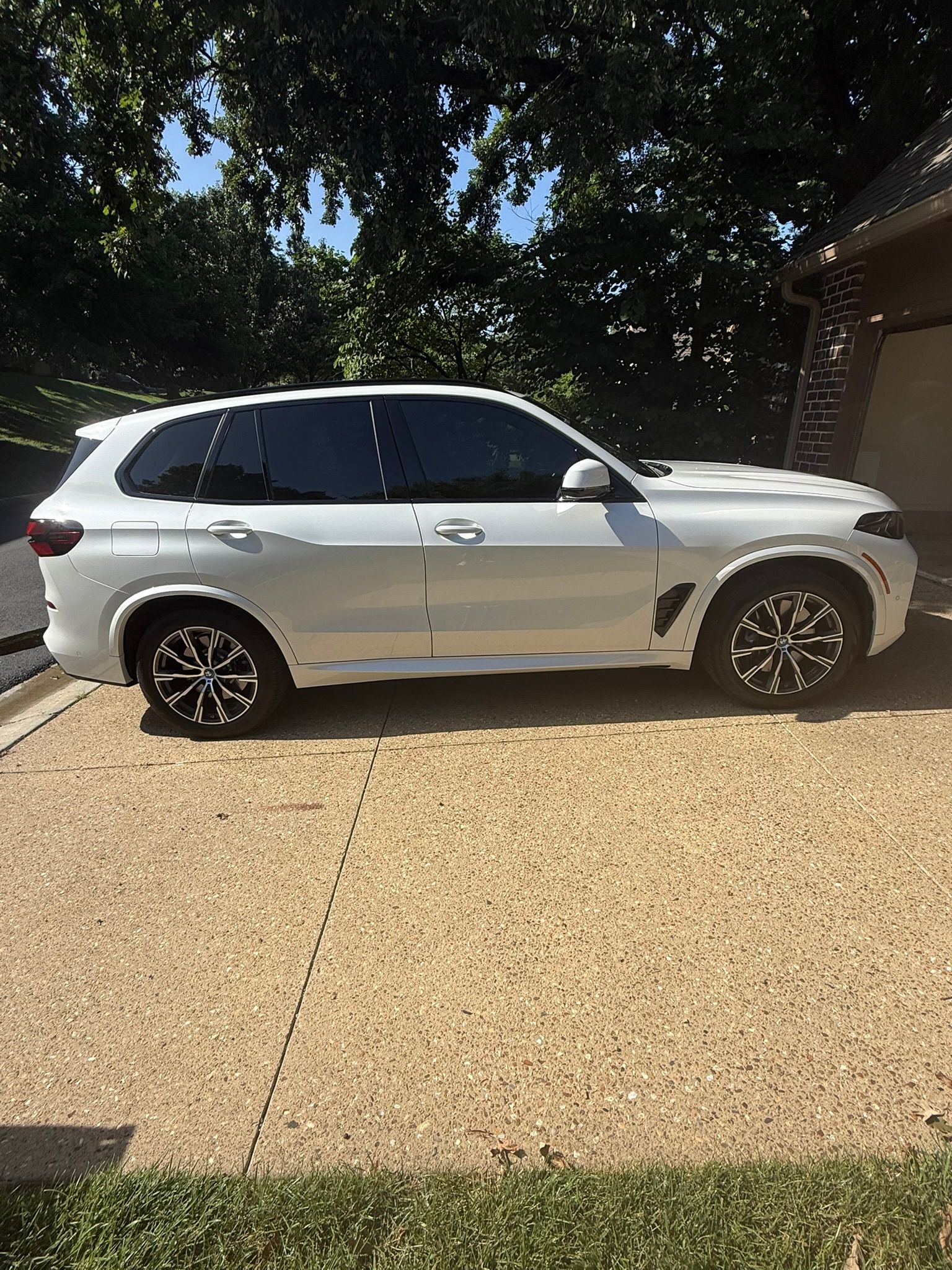 Used 2025 BMW X5 xDrive50e w/ M Sport Package AWD/4WD image 1