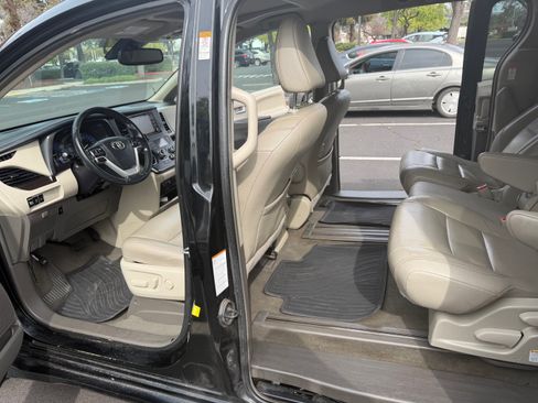 Used 2019 Toyota Sienna XLE image 9