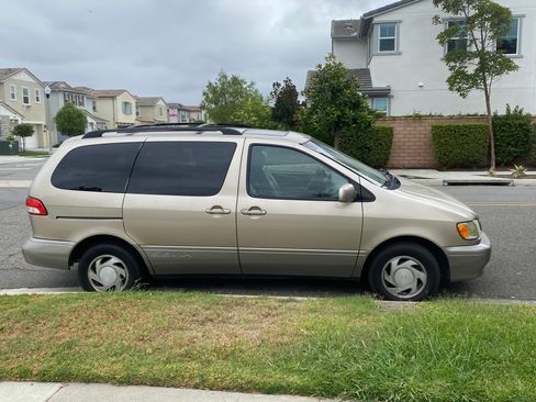 Used 2002 Toyota Sienna XLE w/ XLE Luxury Pkg FWD image 6