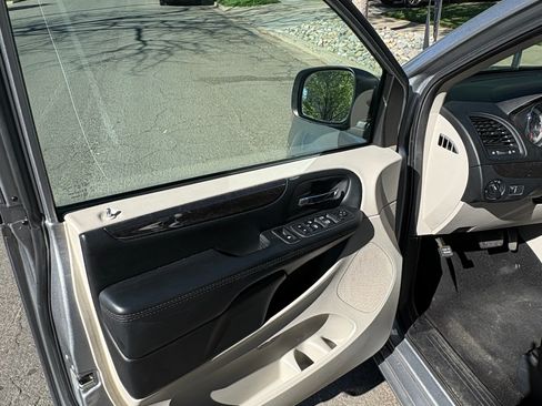 Used 2019 Dodge Grand Caravan SE w/ UConnect Hands-Free Group FWD image 23
