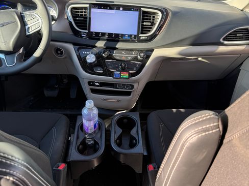 Used 2023 Chrysler Voyager LX image 10