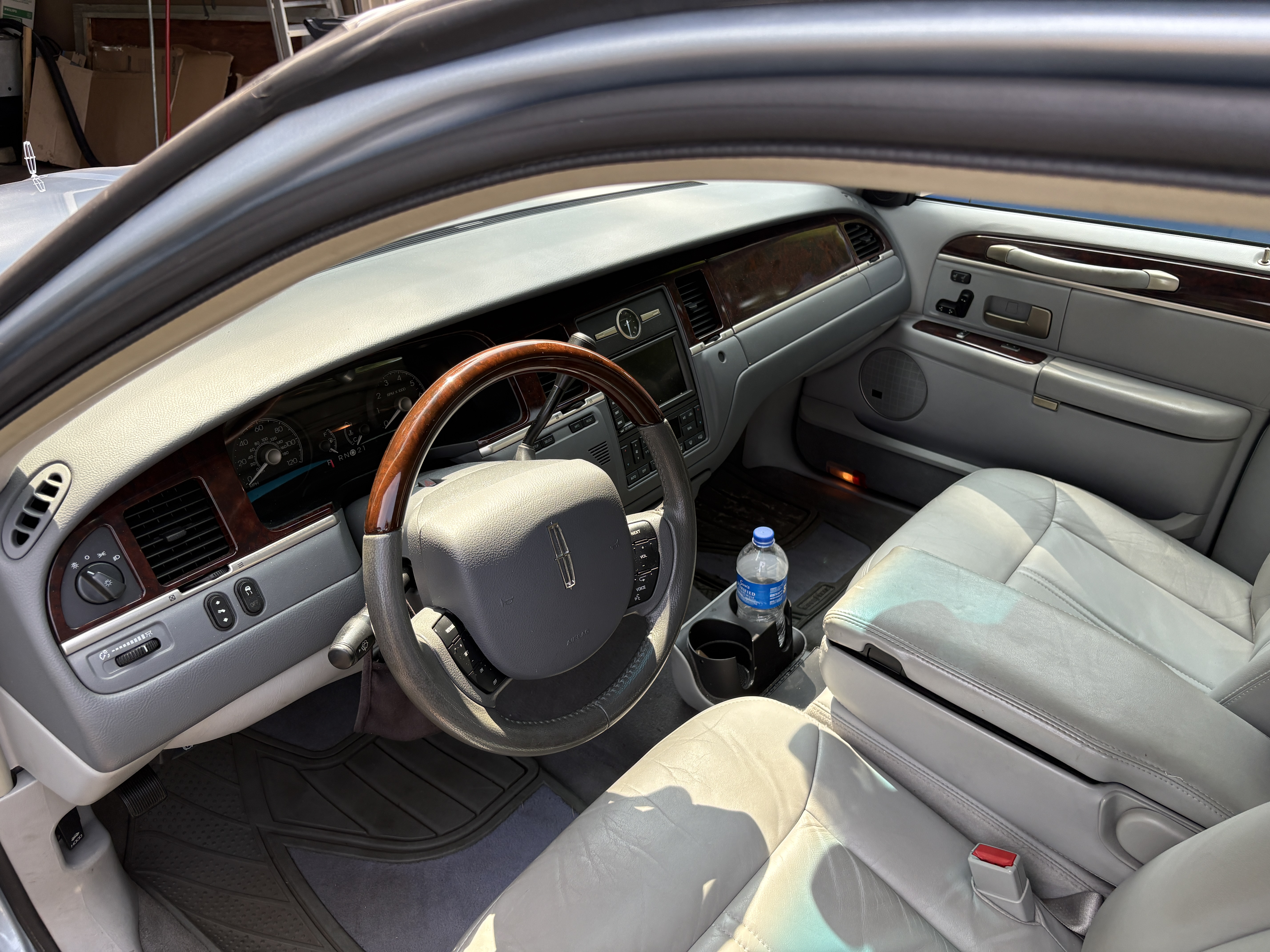 Used 2006 Lincoln Town Car Signature Limited RWD image 5