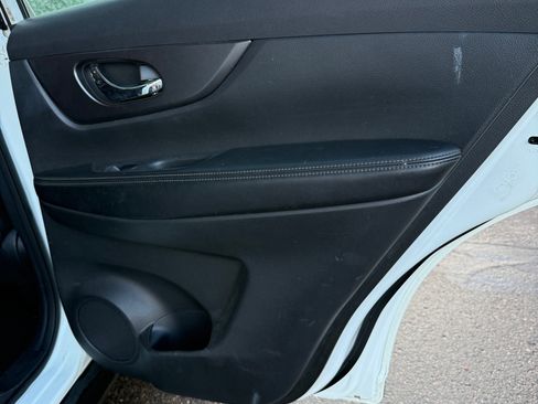 Used 2016 Nissan Rogue S image 18