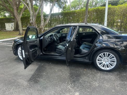 Used 2011 Chrysler 300 Limited w/ Sound Group image 4
