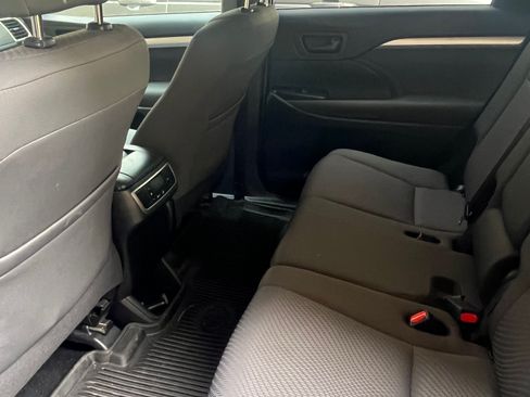 Used 2019 Toyota Highlander LE image 11