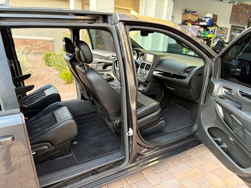 Used 2019 Dodge Grand Caravan SXT w/ Blacktop Package FWD image 18