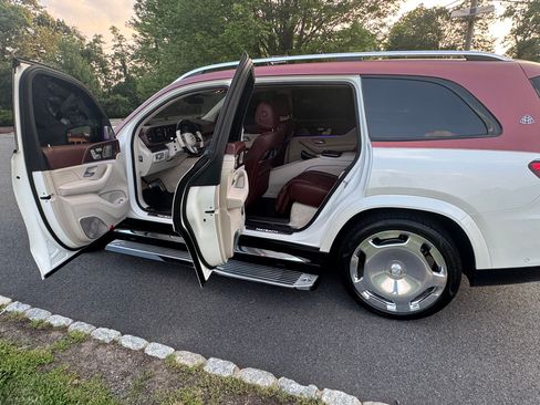 Used 2023 Mercedes-Benz Maybach GLS 600 4MATIC image 4
