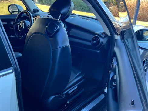 Used 2018 MINI Cooper 2-Door Hardtop image 5
