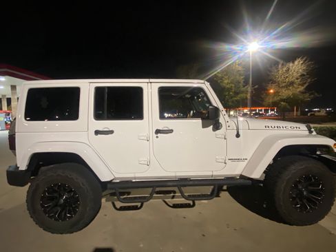 Used 2017 Jeep Wrangler Unlimited Rubicon w/ Connectivity Group image 18