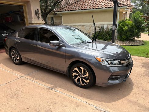 Used 2017 Honda Accord EX image 1