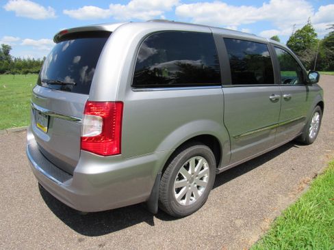 Used 2016 Chrysler Town & Country Touring FWD image 5