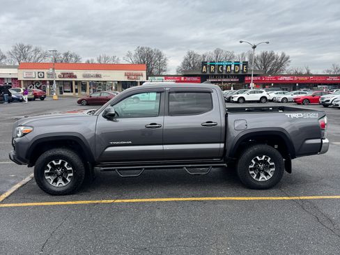 Used 2021 Toyota Tacoma TRD Off-Road image 9