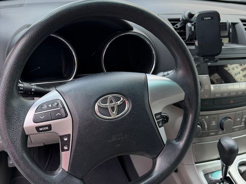 Used 2012 Toyota Highlander Limited w/ Tech Pkg image 16