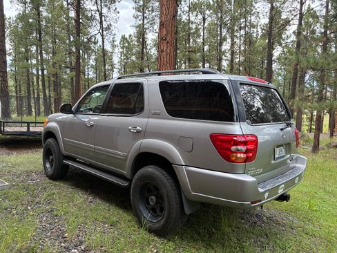 Used 2001 Toyota Sequoia SR5 w/ Convenience Pkg AWD/4WD image 2