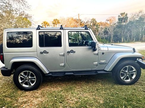 Used 2013 Jeep Wrangler Unlimited Sahara w/ Dual Top Group image 12