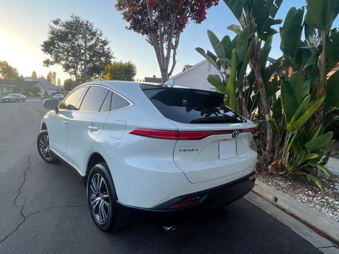 Used 2022 Toyota Venza LE AWD/4WD image 2