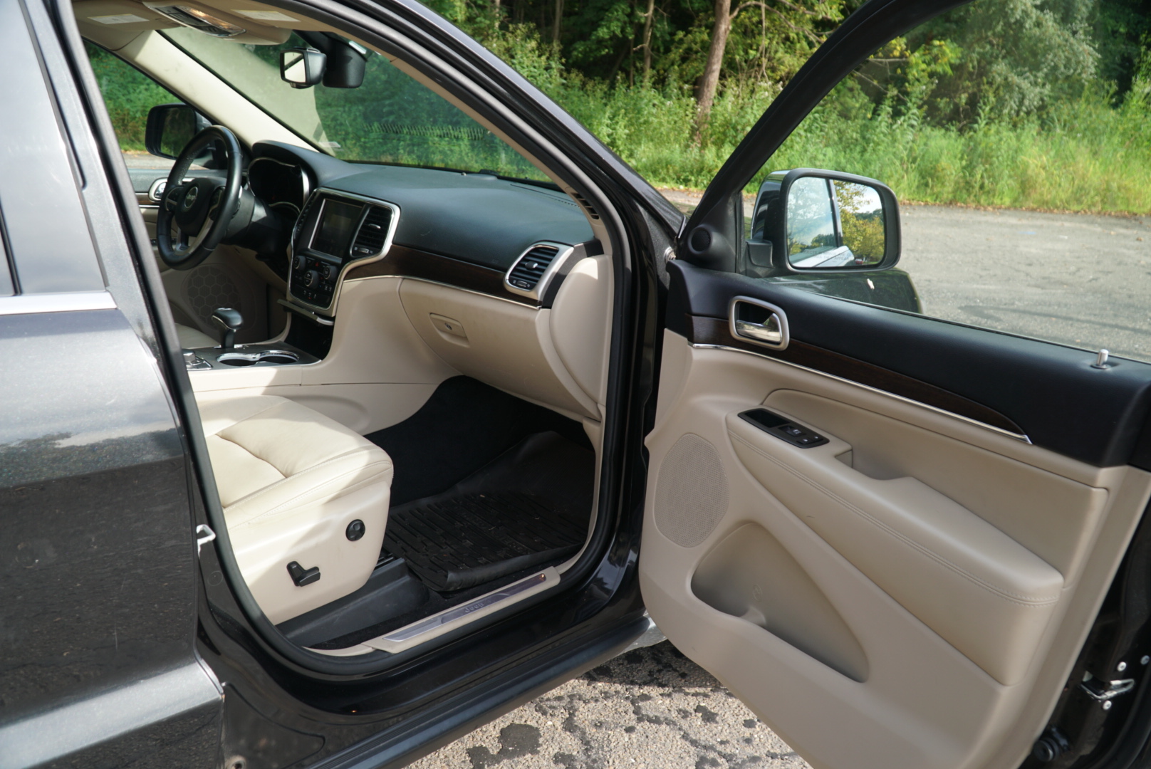 Used 2014 Jeep Grand Cherokee Limited AWD/4WD image 16
