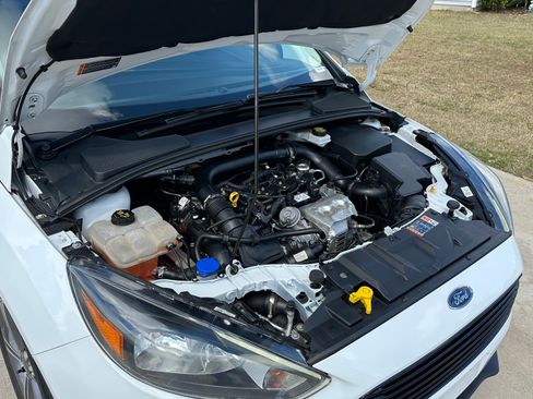 Used 2018 Ford Focus SE w/ SE Appearance Package image 19