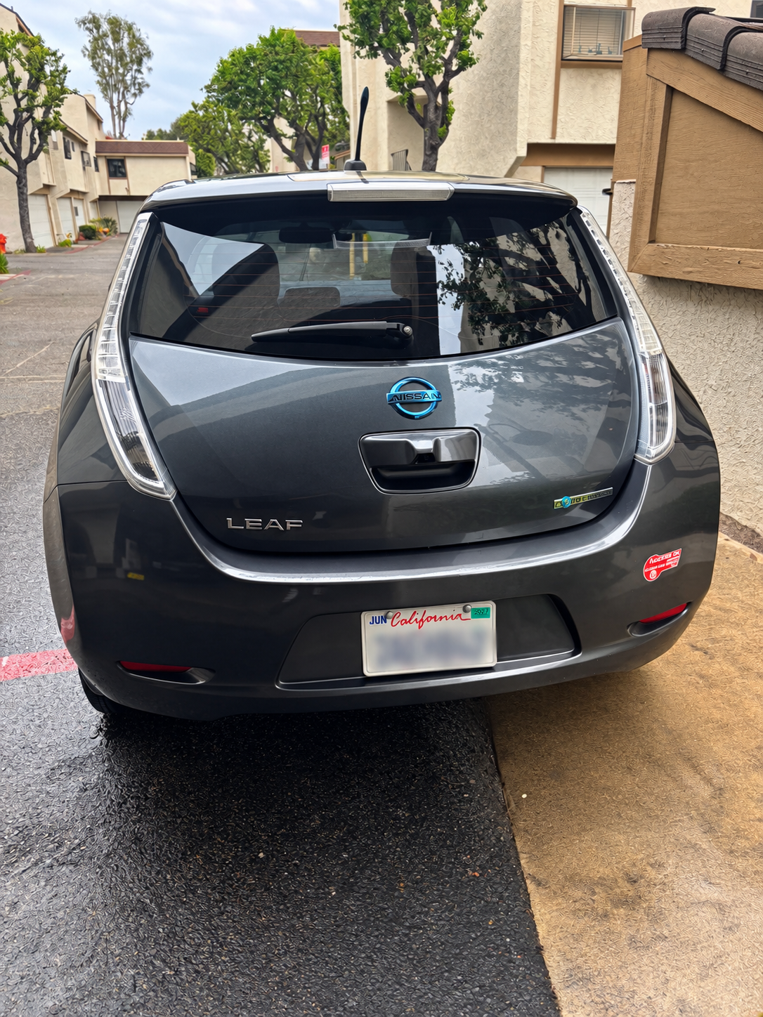 Used 2013 Nissan Leaf SL w/ Premium Pkg FWD image 2