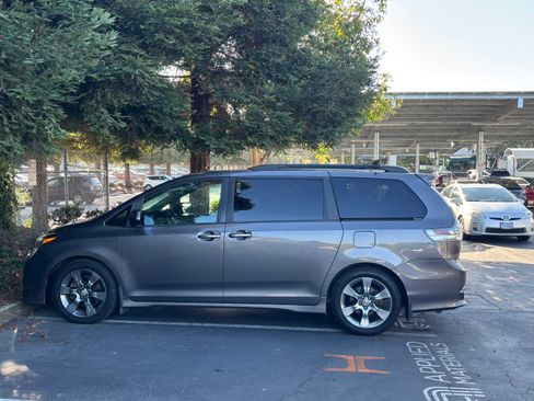Used 2017 Toyota Sienna SE Premium image 1