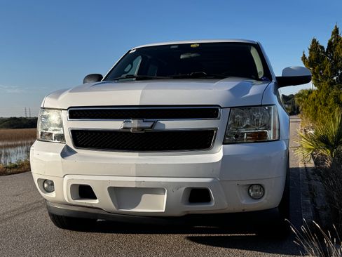 Used 2009 Chevrolet Suburban LT image 2