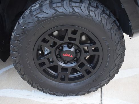 Used 2022 Toyota 4Runner SR5 Premium w/ Moonroof Package AWD/4WD image 6