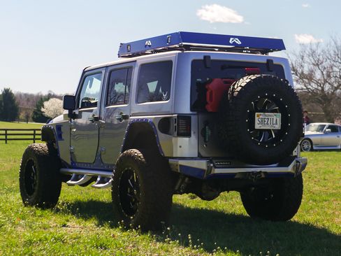 Used 2015 Jeep Wrangler Unlimited Rubicon w/ Connectivity Group image 12