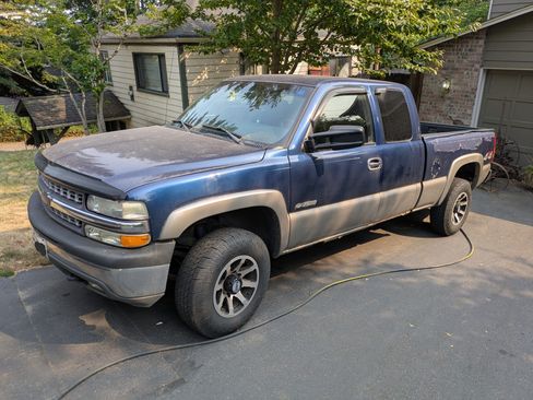 Used 2001 Chevrolet Silverado 2500 4x4 Extended Cab image 1