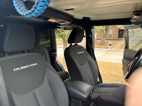 Used 2015 Jeep Wrangler Unlimited Rubicon w/ Connectivity Group image 5