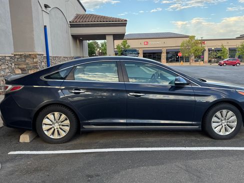 Used 2017 Hyundai Sonata SE image 2