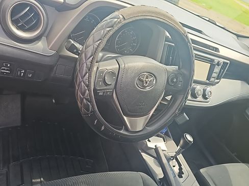 Used 2018 Toyota RAV4 LE FWD image 8