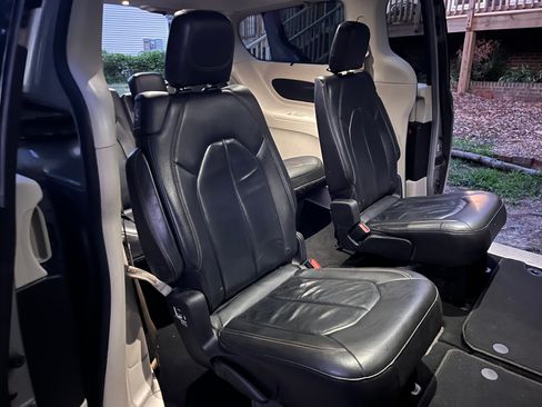 Used 2017 Chrysler Pacifica Touring-L FWD image 5