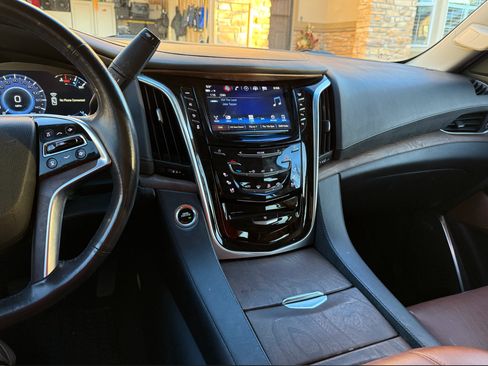 Used 2019 Cadillac Escalade Premium Luxury image 6