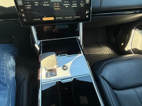 Used 2024 Land Rover Range Rover Long Wheelbase Autobiography image 15