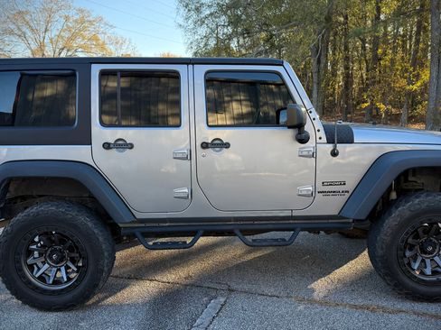 Used 2017 Jeep Wrangler Unlimited Sport w/ Connectivity Group image 4