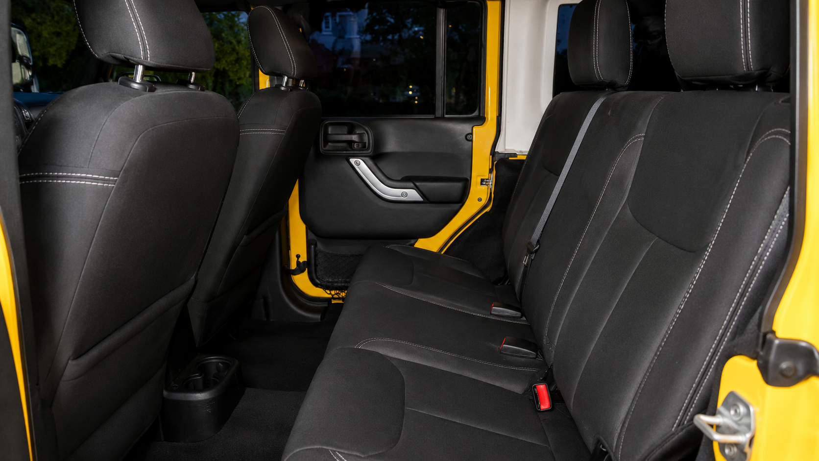 Used 2015 Jeep Wrangler Unlimited Sahara w/ Connectivity Group AWD/4WD image 6