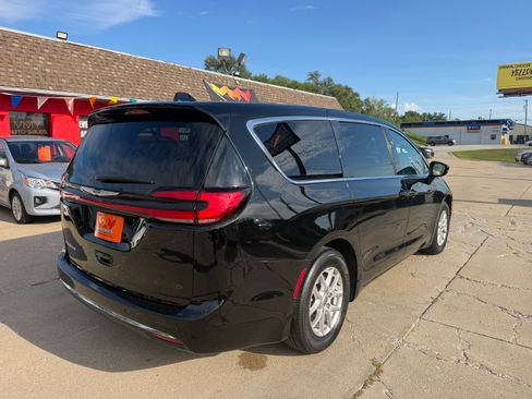 Used 2025 Chrysler Pacifica Select FWD image 6