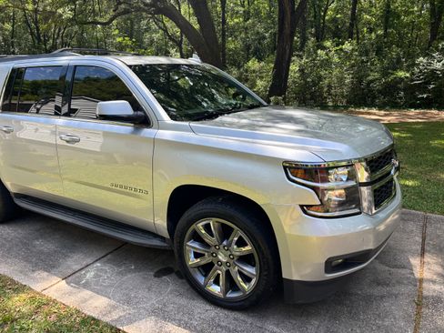 Used 2017 Chevrolet Suburban LT w/ Luxury Package RWD image 1