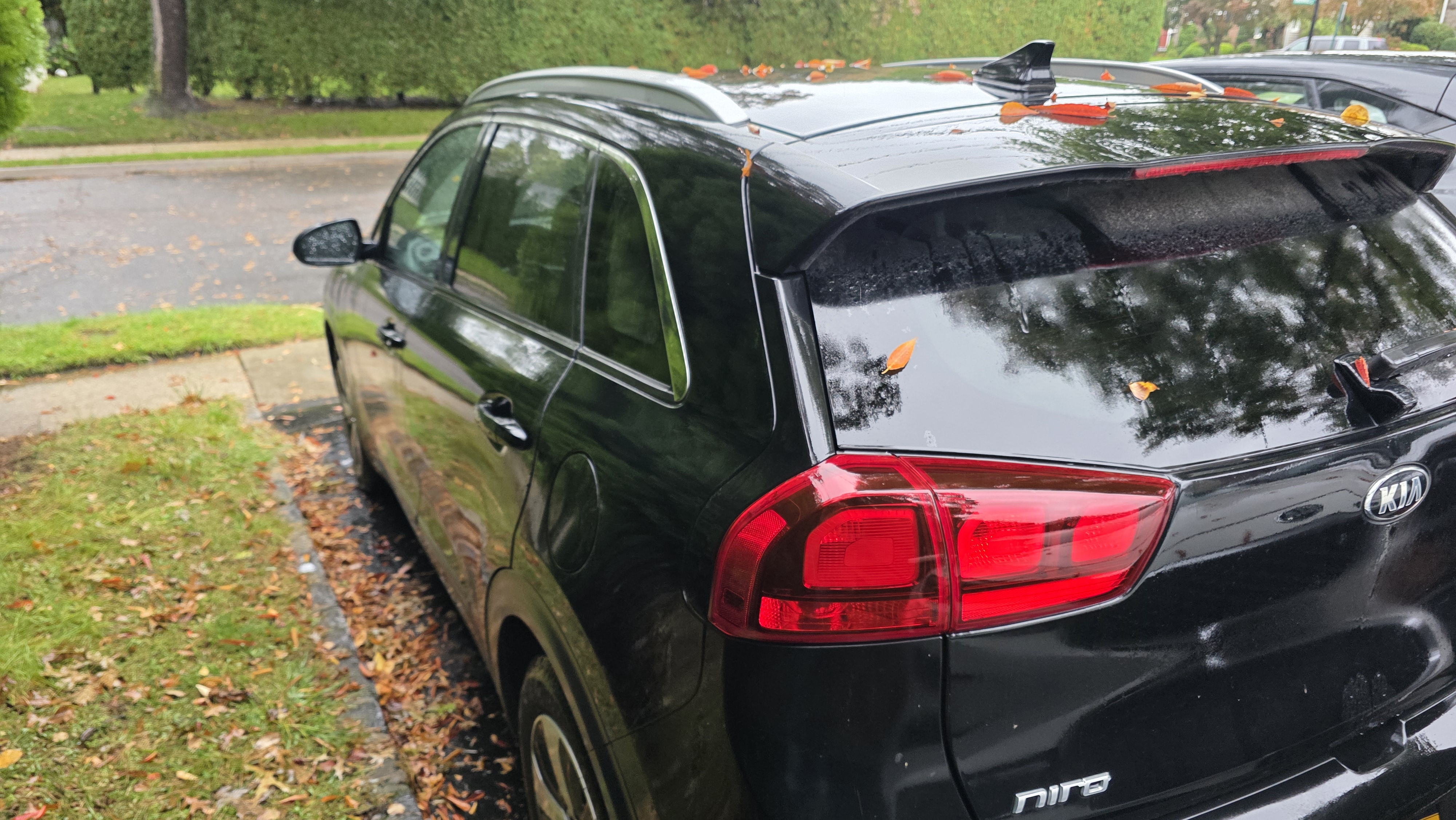 Used 2018 Kia Niro LX FWD image 2