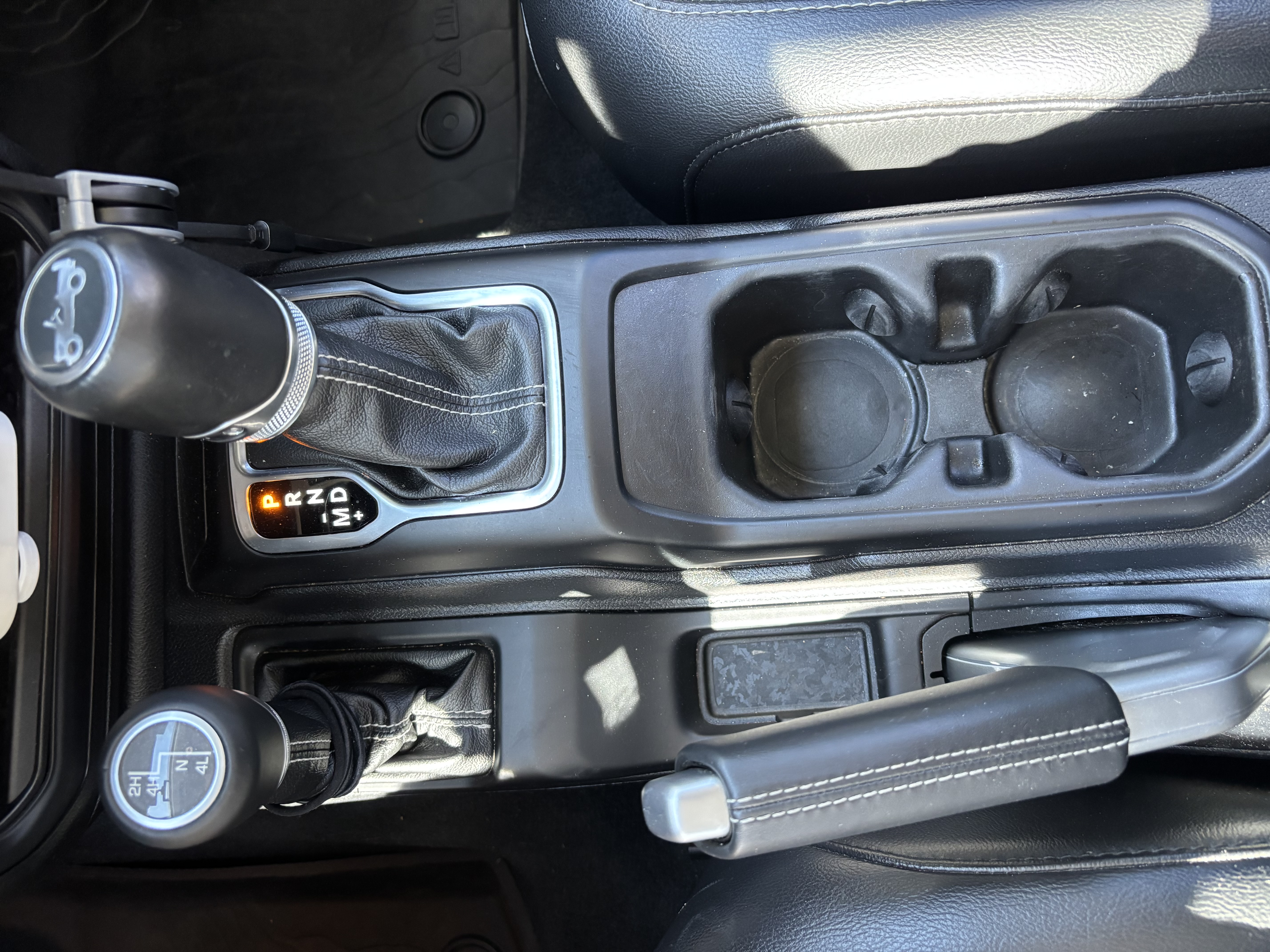 Used 2018 Jeep Wrangler Unlimited Sahara w/ Dual Top Group AWD/4WD image 11
