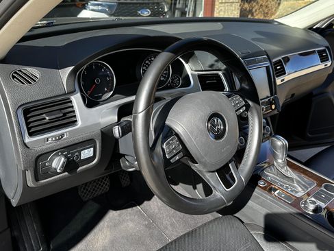 Used 2016 Volkswagen Touareg Sport image 16