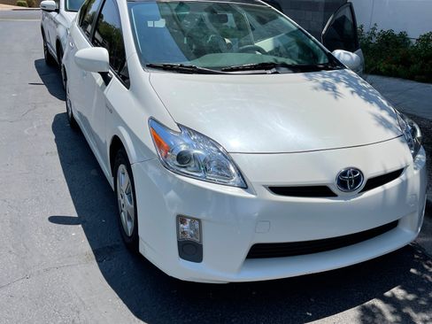 Used 2017 Toyota Prius Three w/ Advanced Technology Package FWD image 8