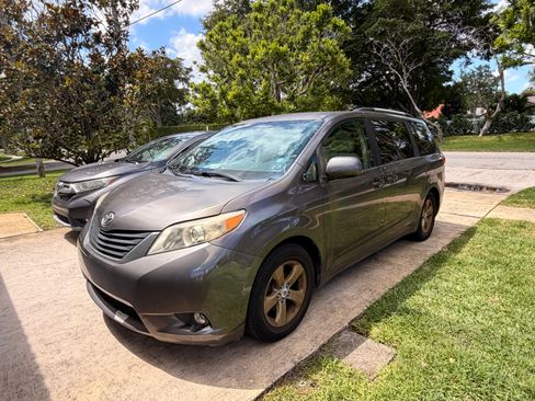 Used 2011 Toyota Sienna LE FWD image 5