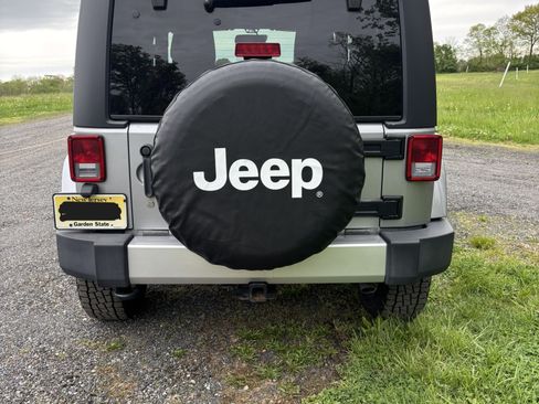 Used 2014 Jeep Wrangler Sahara w/ Connectivity Group AWD/4WD image 8