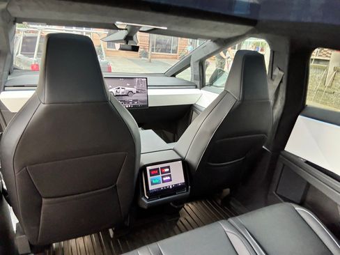 Used 2024 Tesla Cybertruck AWD Crew Cab image 10