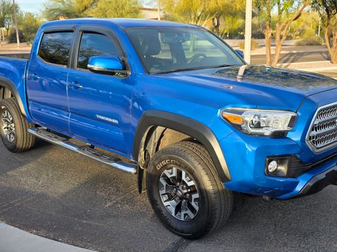 Used 2017 Toyota Tacoma TRD Off-Road image 1