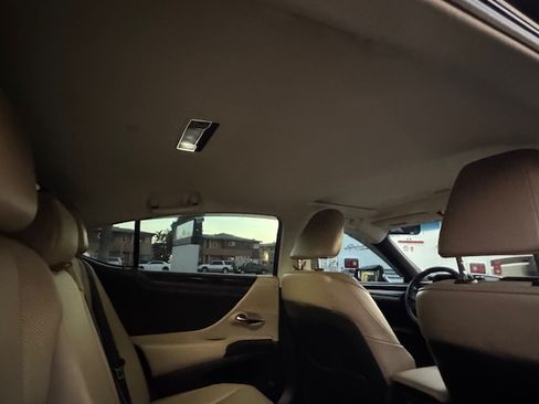 Used 2021 Lexus ES 300h w/ Premium Package image 16