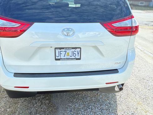 Used 2018 Toyota Sienna XLE image 4