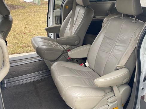 Used 2011 Toyota Sienna XLE image 16